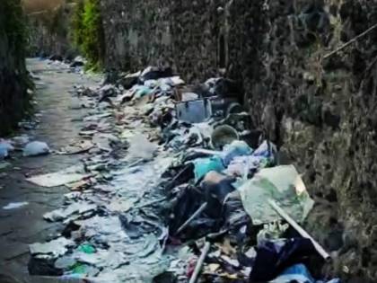 La strada degli scavi di Ercolano ridotta a discarica: la protesta dei cittadini